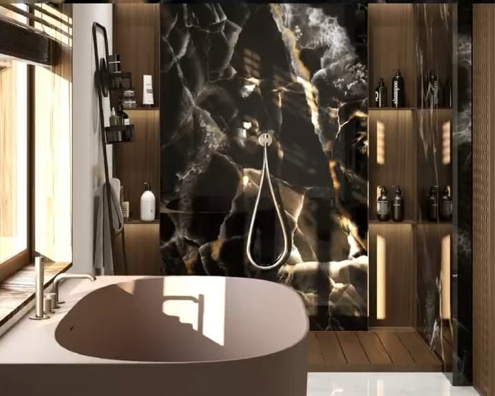 Baño con muro de porcelanato negro con veta dorada y tina exenta