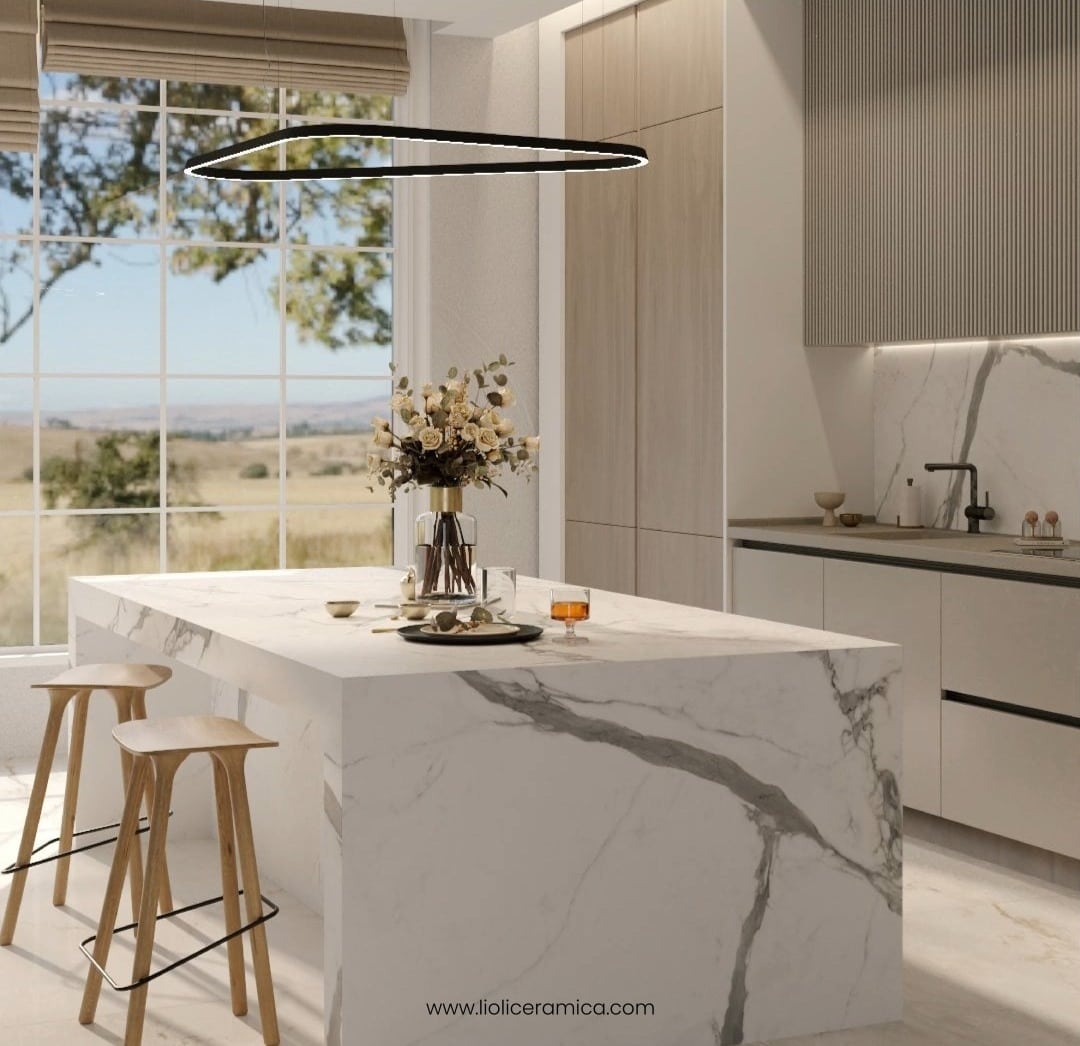 Cubierta de cocina en porcelanato de gran formato tipo mármol blanco con veta gris y canto a escuadra