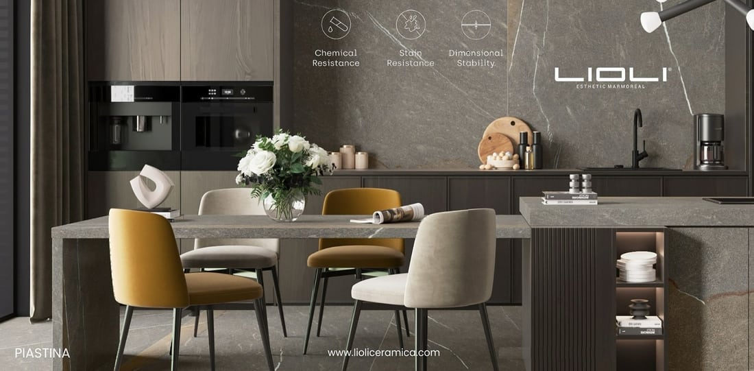 Comedor y cocina en tonos oscuros con muro de porcelanato gran formato