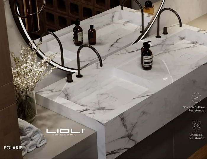 Lavabo integrado tallado en placa de porcelanato blanco tipo mármol