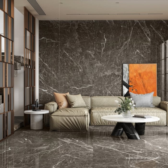 Sala con muro de porcelanato gris de gran formato y pieza de arte